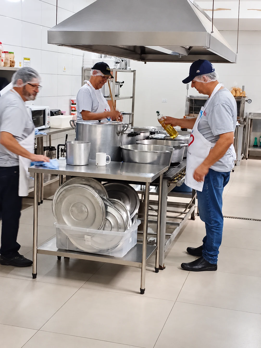 Equipe preparando refeições na cozinha da Casa Amor ao Próximo